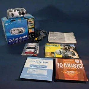 Sony Cybershot DSC-P73 4,1 megapixel fotocamera digitale compatta vintage con memory stick - Foto 1 di 22