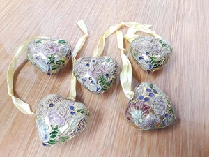 Adorno Corazón Cloisonne Esmaltado Alsan De Colección 5 Rosas Lirios Flores 1.5" - Imagen 1 de 16