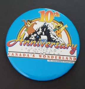 1990 Canada's Wonderland 10th Anniversary Round 3 in Pin Pinback Button - Imagen 1 de 2