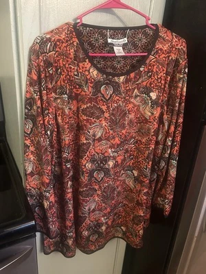 Blusa manga larga marca Magallanes, multicolor negra, estampado floral Foto 1 de 3