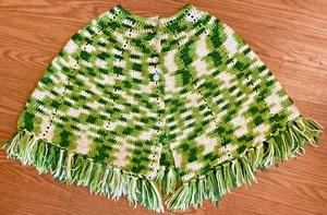 Vintage 70er Jahre Handarbeit Häkel Fransen Poncho grün creme Knopfverschluss 23x35 - Bild 1 von 16