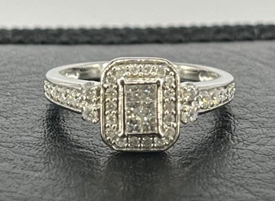 Anillo con racimo de diamantes de 0,33 quilates de oro blanco de 9 quilates, talla P del Reino Unido, 3,2 g Foto 1 de 4