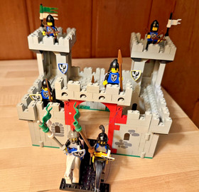 Lego  6073-1 Black Falcons Knights Castle with mini figures