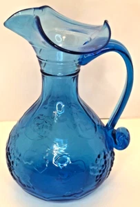 Brocca in vetro blu soffiato a mano alta 10"" base x 4"" larga con uva/foglie imbos - Foto 1 di 16