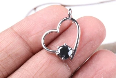 Ciondolo rotondo con diamanti neri brillanti da 1,0 ct, ciondolo a cuore in a... - Immagine 1 di 4