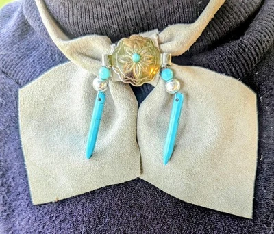 Nueva Pajarita Western, Gris Paloma Gamuza Plata Concha, Cuentas Turquesa, Ajustable Foto 1 de 4