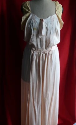 Longue chemise de nuit en satin de soie rose pastel et dentelle de Calais 1930 - Photo 1/4