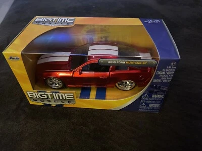 1/32 JADA BIGTIME MUSCLE 2010 福特 MUSTANG GT 红色带白色比赛条纹 — 第 1/4 张图片