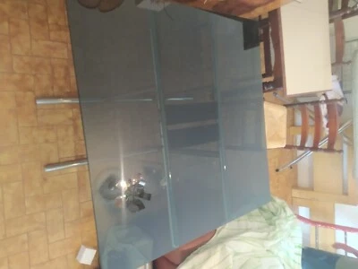 tavolo vintage  in cristallo e acciaio cromato con 4 sedie in pelle rossa - Immagine 1 di 4