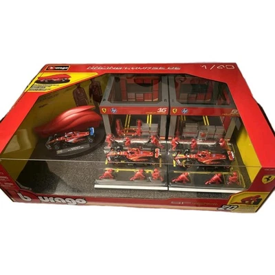 Burago FERRARI 1:43 Formula 1 Deluxe Pit Set - Garages / Pit Crew / 3 x F1 Cars - Image 1 of 4