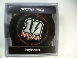 ECHL Adirondack Thunder 24-25 10° Anniv Gioco Ufficiale Hockey Puck Colleziona Dischi - Foto 1 di 2