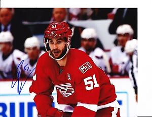 DETROIT RED WINGS FRANS NIELSEN SIGNED RED JERSEY 8X10
