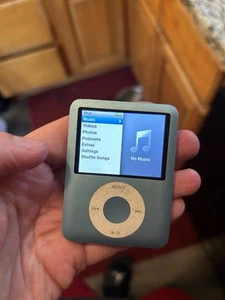 Apple iPod Nano 3rd Gen 8GB - Picture 1 of 4
