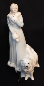 Figura Royal Doulton A Winters Walk 1986 de colección # HN 3052 Reflections Hughes - Imagen 1 de 8