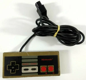 Manette Officielle Nintendo NES NES-004E  Peinte en dore  Envoi rapide et suivi - Picture 1 of 2