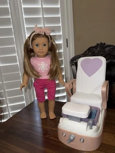 American Girl Doll JLY TLM capelli castani occhi azzurri con sedia spa - Foto 1 di 9