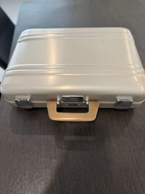 Elite Zero Halliburton Aluminum Briefcase/Attache with 3 Digit Lock 18x14x4 Gold - Image 1 of 4