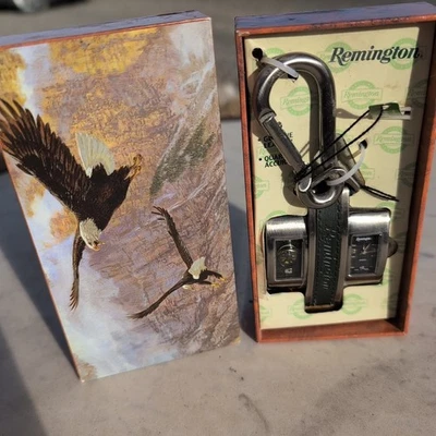 Винтажные новые из старых запасов Remington серебристые карманные часы карабин зажим кожаный компас Япония - Изображение 1 из 4