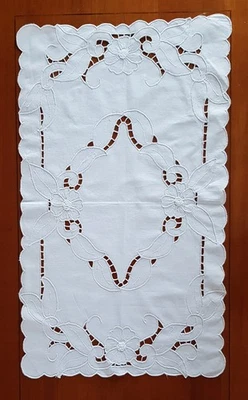 Ancien grand napperon brodé main - Photo 1/3