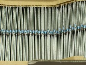 Resistencia de película delgada de precisión Vishay MBA02040C8259FC100 82,5 ohmios 82R5 1/4 W 1 % - Imagen 1 de 2