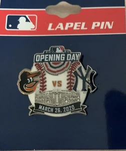 NY YANKEES BALTIMORE ORIOLES PRENDEDOR DÍA DE APERTURA 2020 MLB BÉISBOL CAMDEN YARDAS - Imagen 1 de 3