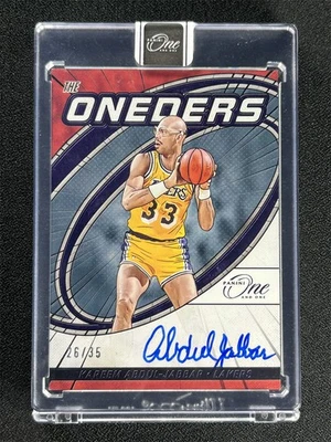 2023-24 Panini One And One Kareem Abdul-Jabbar púrpura The Oneders automático/35 Foto 1 de 3