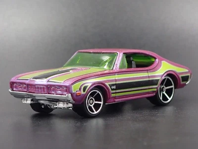 1968 68 OLDS OLDSMOBILE 442 VIOLA MODELLO DIECAST COLLEZIONABILE IN SCALA 1/64 - Immagine 1 di 4