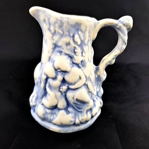 Vintage blau weiß Keramik Krug Kanne Vase geprägte Figuren 1966 Mid Century - Bild 1 von 7