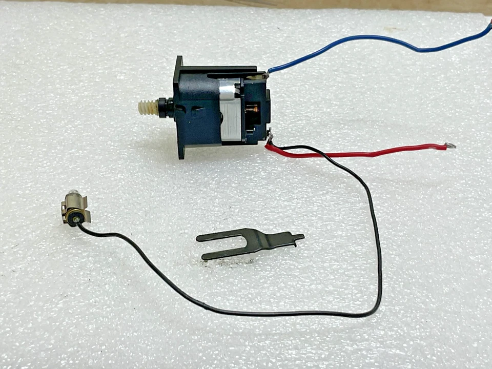 IHC HO ENGINE FOR E-8 DIESEL LOCOMOTIVES (REPLACEMENT). - Image 1 of 4