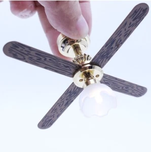 Lámpara de techo LED miniatura alimentada por batería para casa de muñecas 1:12 - Imagen 1 de 11