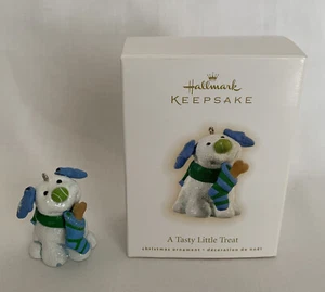 Hallmark Adorno de Navidad Perro A Tasty Little Treat Keepsake 2009 - Imagen 1 de 8