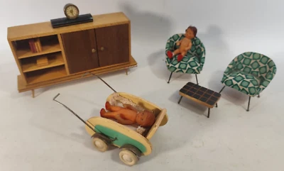 DDR Puppenstube Puppenstubenmöbel Wohnzimmer Nagelsessel Puppenwagen Schrankwand - Bild 1 von 4