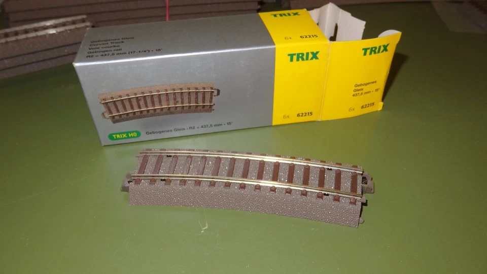 Trix 62215 Track Curved R2 Radius 473,5 mm 15° with Roadbed Rail C - Image 1 of 1