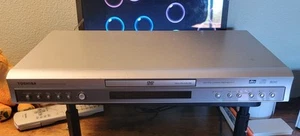 Toshiba CD/DVD Player SD-4900U Dolby Digital Cinema Progressive 192kHz 24bit DAC - Picture 1 of 8