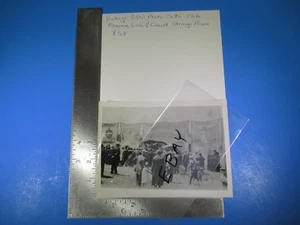 Vintage s/w Foto verkauft - Foto Zirkus Banner Linie & Menschenmenge X38 S5117 - Bild 1 von 2