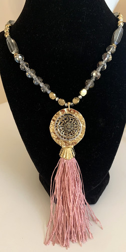 VETEMENTS Collana Statement Medaglione Rosa Frangia Cristallo Perline Trasparenti