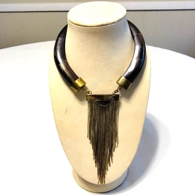  Collar colgante de borla tono dorado cuerno de hueso y cuerno de hueso Iris Apfel & Bajalia Foto 1 de 4