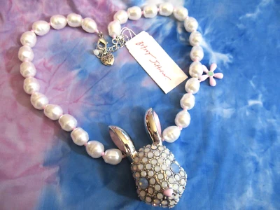 BETSEY JOHNSON  AUTHENTIC SHORT BUNNY PEARL PENDANT NECKLACE NWT - Image 1 of 4