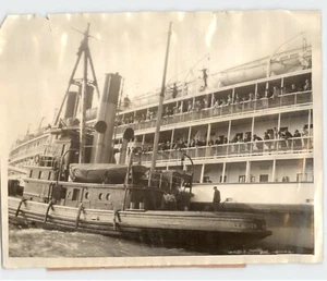 1925 Press Photo SHIP "Commonwealth" Disabled by Heavy Seas, Tugboat Rescue - Picture 1 of 2
