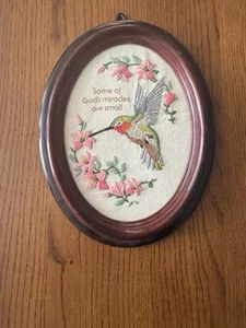 Kolibri Crewel/gestickte gerahmte Blumen "Einige von Gottes Wundern sind klein" - Bild 1 von 5