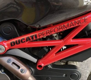 ADESIVO DUCATI PERFORMANCE PER TRALICCIO NERO - COPPIA DA 35 CM. PRESPAZIATO - Foto 1 di 3