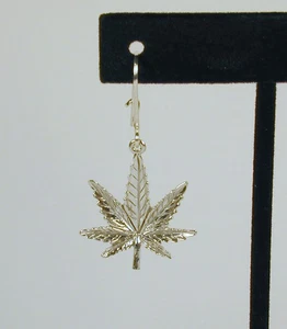 Sterling Silver Large Marijuana Leaf Earring with Earwire Free U.S. Shipping - Afbeelding 1 van 2