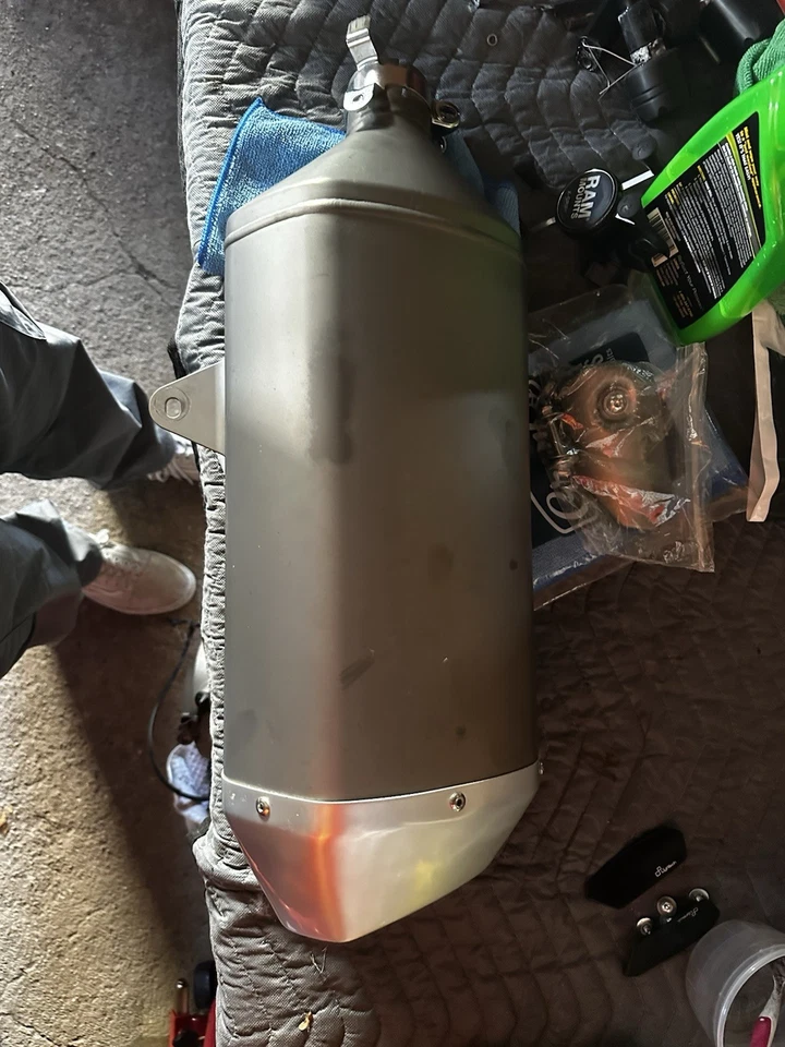 Silenciador de escape usado Suzuki GSXR 1000R 2017-23 OEM Foto 1 de 1