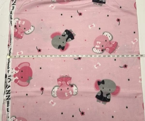 NEU Fleece Stoff Meterware - Elefanten auf rosa Hintergrund entworfen für Jo-Ann - Bild 1 von 3