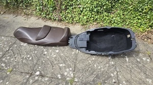 Piaggio Mp3 350/500 2014-2019 Seat and Tub Battery Cover Seat Switch and Charger - Picture 1 of 3