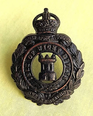 BLACK BRASS KC 8th Bn. HAMPSHIRE REGIMENT ISLE OF WIGHT RIFLES CAP BADGE  - D177 - Image 1 of 3