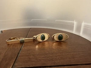 Vintage Mid Century Swank Modernist Green Stone Cufflinks Tie Clip Gold Tone - Bild 1 von 2