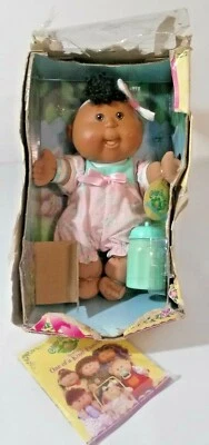 Кукла Cabbage Patch Kids афроамериканская уютная фасоль в коробке - Изображение 1 из 4