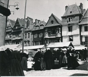 LANNION c. 1900 - Place Marché Bretonnes Coiffes - NV 7716 - Picture 1 of 2
