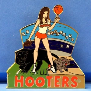 PIN HOOTERS GIRL PANTHERS BALONCESTO FÚTBOL JUEGO CHARLOTTE NC NORTH CAROLINA - Imagen 1 de 2